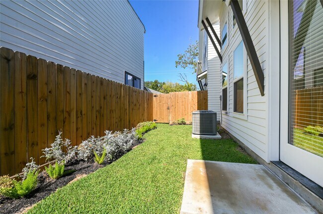 Building Photo - 7609 Victory Reserve St