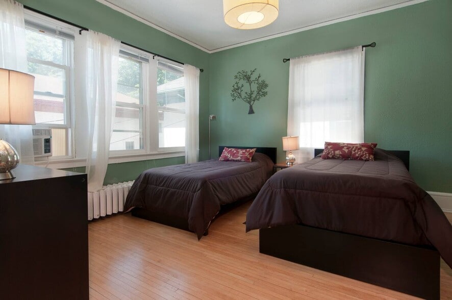 Building Photo - 621 Kenwood Pky