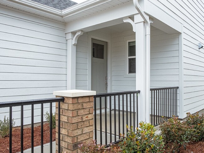 Building Photo - "Charming 2-Bed, 2-Bath Belmont Gem with Elegant Design"