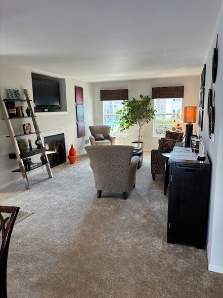 1BR, 1BT - 917 SF Dining room - Courts at Wetherburn Commons