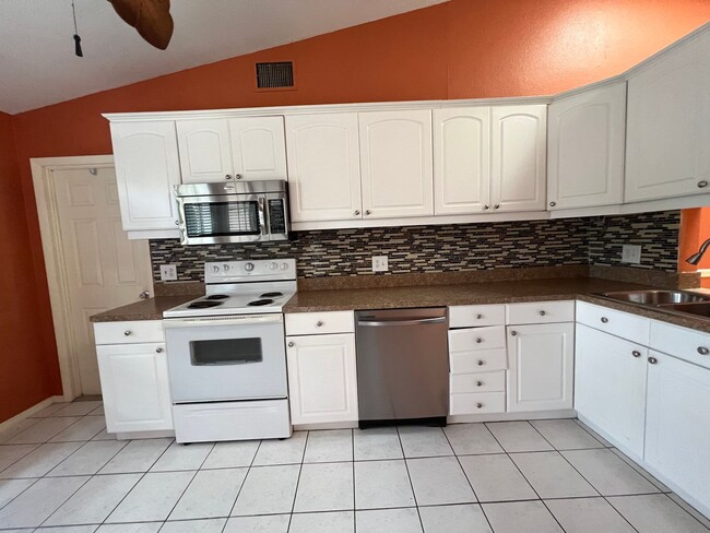 Building Photo - $1,695 ** Annual Lease ** 3 Bedroom / 2 Ba...