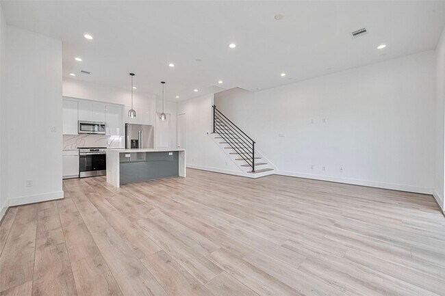 Building Photo - 3510 Hadley St