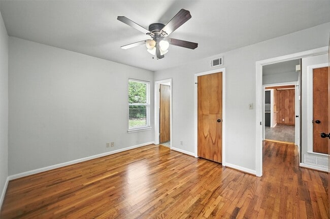 Building Photo - 302 Young Dr