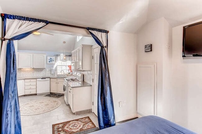 Building Photo - 420 W Oak St