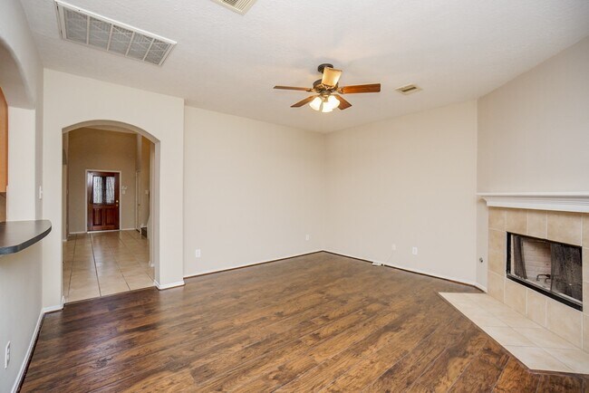 Building Photo - 1323 Colonial Manor Dr