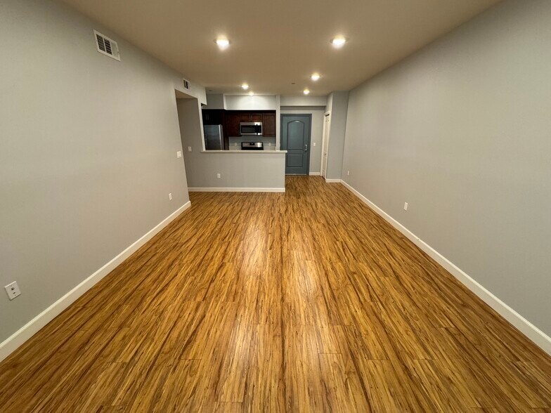 Building Photo - 6718 Sylmar Ave