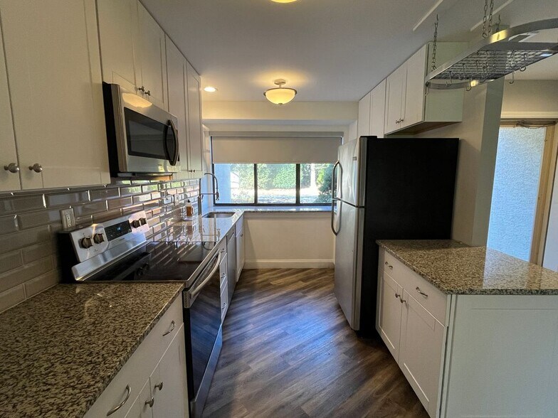 Building Photo - 42 Landmark Dr