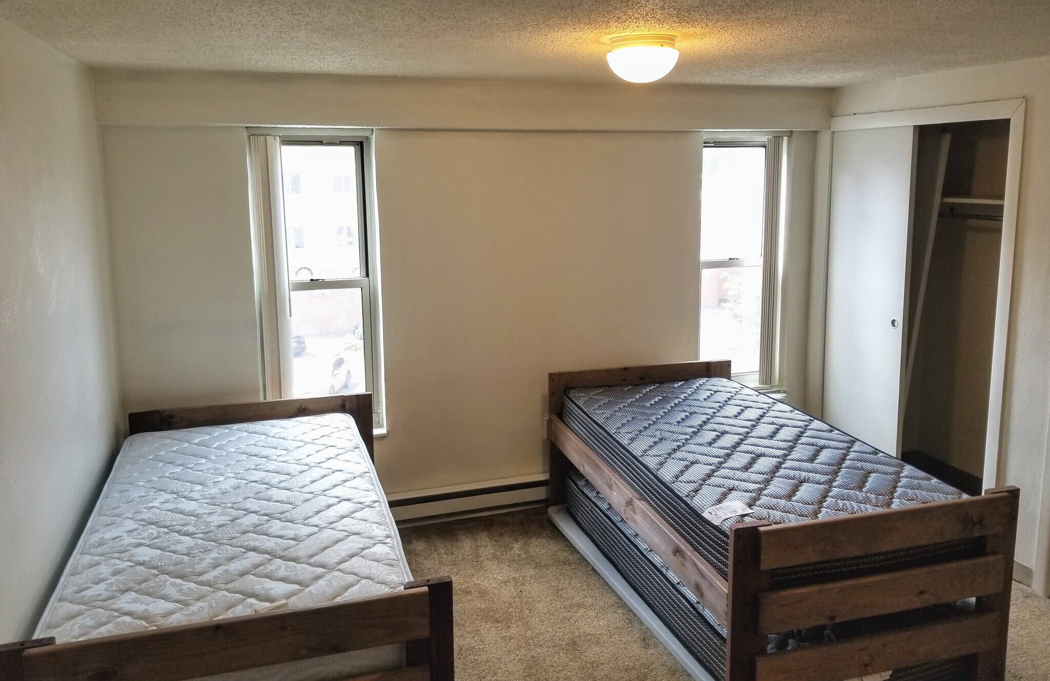 Large bedroom w/ 1, 2 or 3 beds - 458 E College Ave