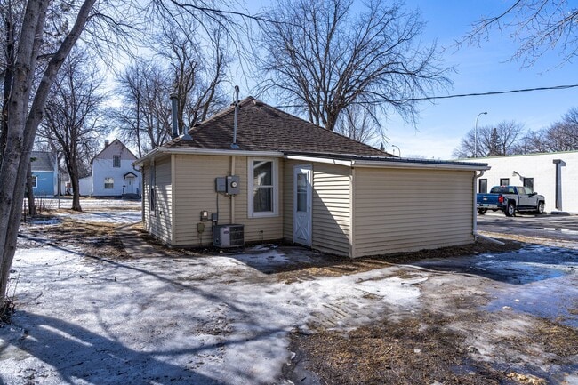 Building Photo - One Bedroom, One Bathroom Single Family Home