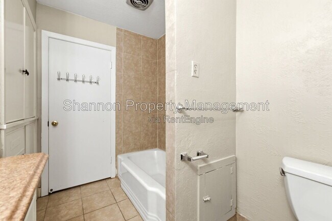 Building Photo - 8406 Highcrest Dr