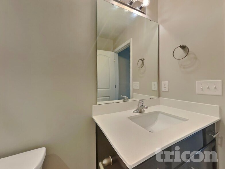 Building Photo - 572 Lakerun Dr