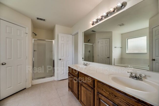 Building Photo - 121 Price Cir