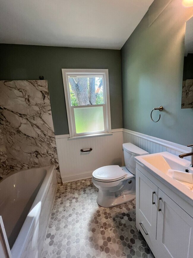 Building Photo - Adorable 3 Bedroom Fully Renovated Home!