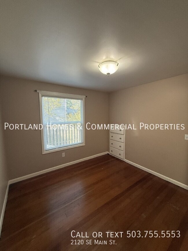 Building Photo - 2120 SE Main St