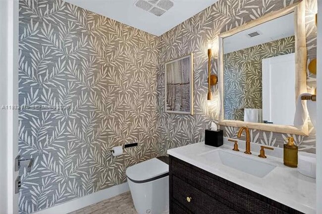 Building Photo - 700 NE 24th St