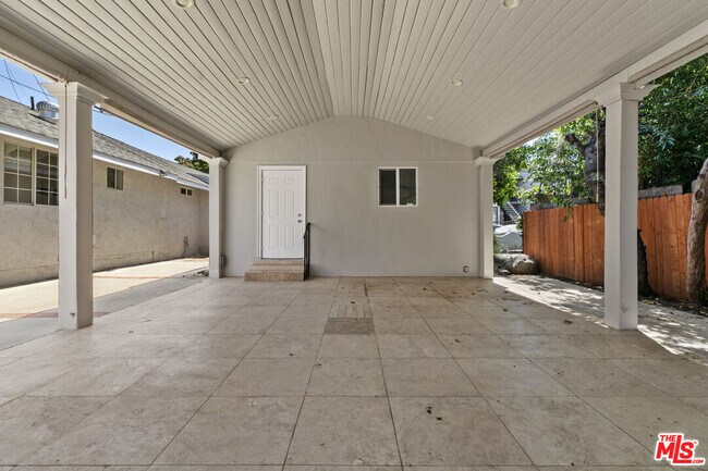 Building Photo - 3915 S Budlong Ave