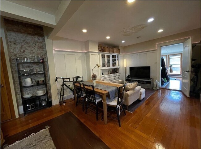 Primary Photo - 1672 Beacon St