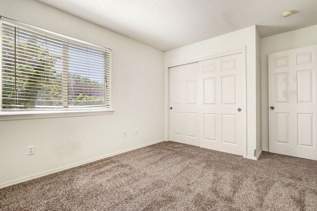 Building Photo - Oso Park Condo  3 Bedroom 2 !/2 Bath