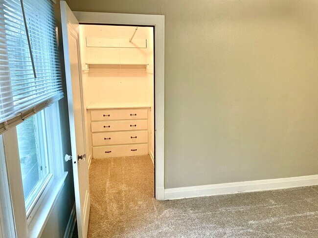 Building Photo - 2230 Riverside Dr NE