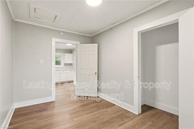 Building Photo - 2051 Bloomfield Dr