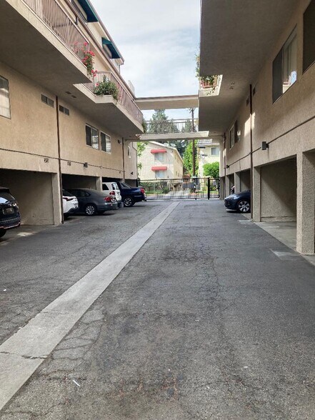 Building Photo - 4660 Coldwater Canyon Ave