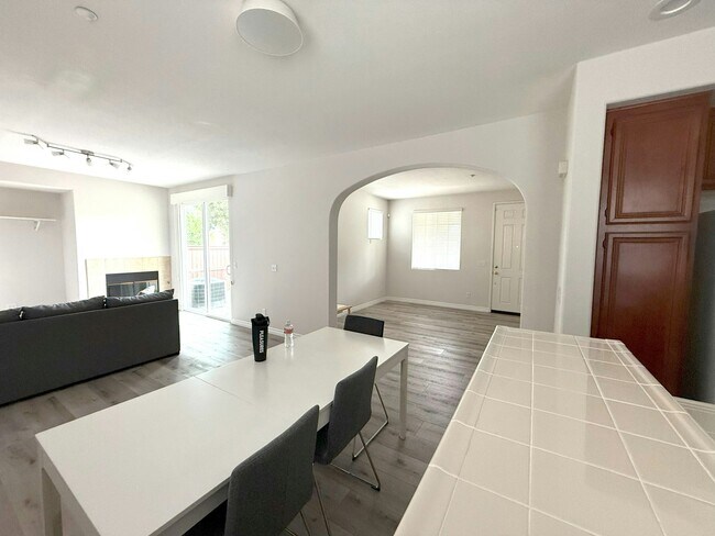 Building Photo - 956 Mira Lago Way