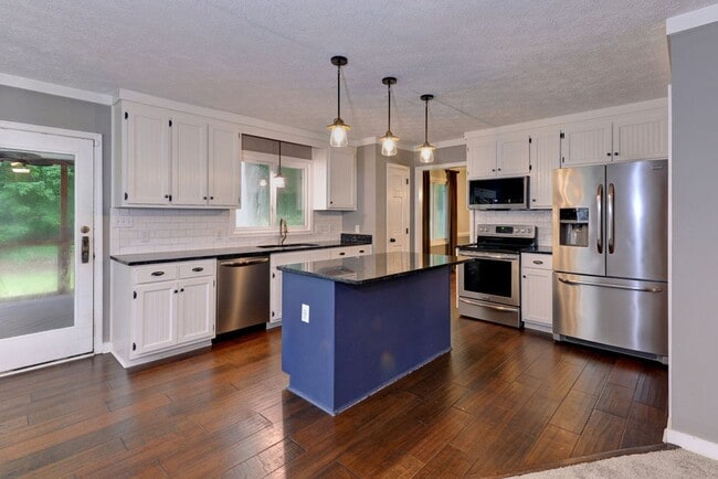 Building Photo - Beautifully Renovated Running Man Gem - Co...