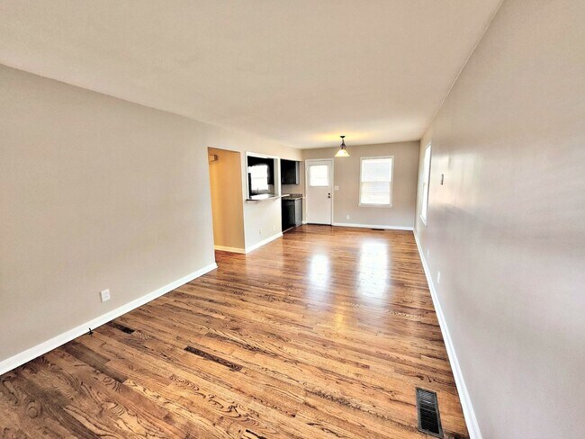 Building Photo - 2 Bedroom / 1 Bath Apartment
