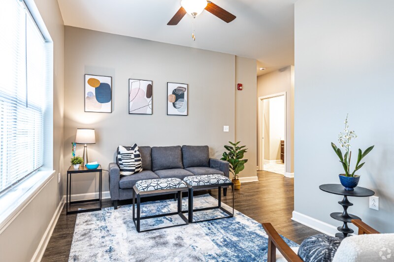 Building Photo - 802 N Main St