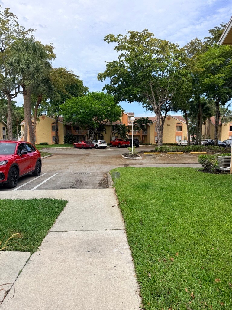 Building Photo - 998 Coral Club Dr