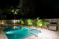 Building Photo - 619 NE 7th Ave