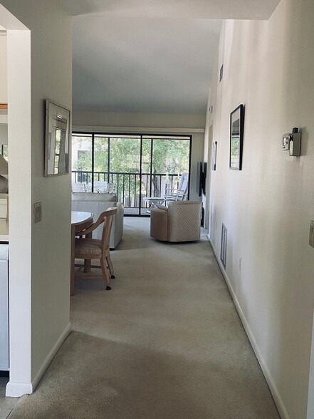 Building Photo - 4727 Winslow Beacon