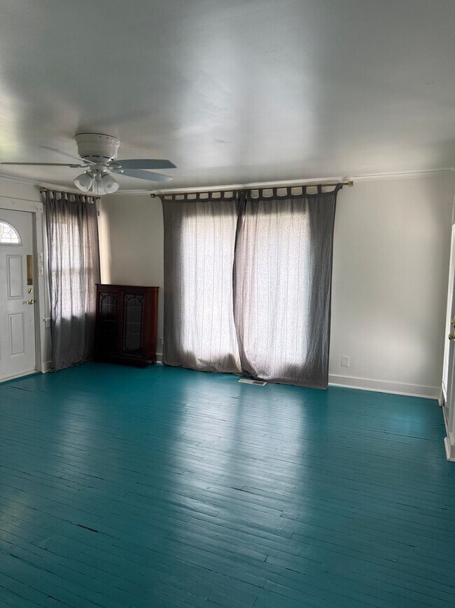 Building Photo - Charming 2 bedroom 1 bath home on large corner lot in desirable part of Springfield