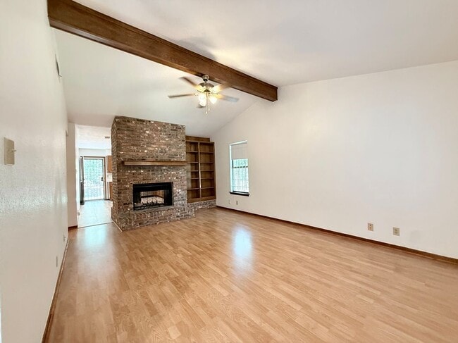 Building Photo - 3900 Knollwood Dr