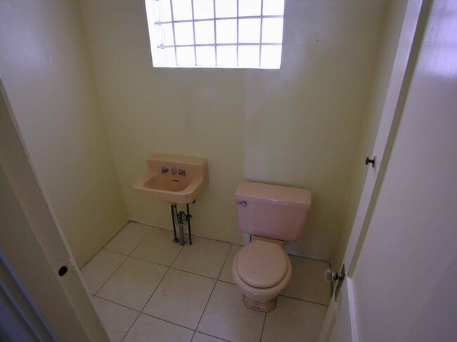 Bathroom - Schenley Arms (Historic)