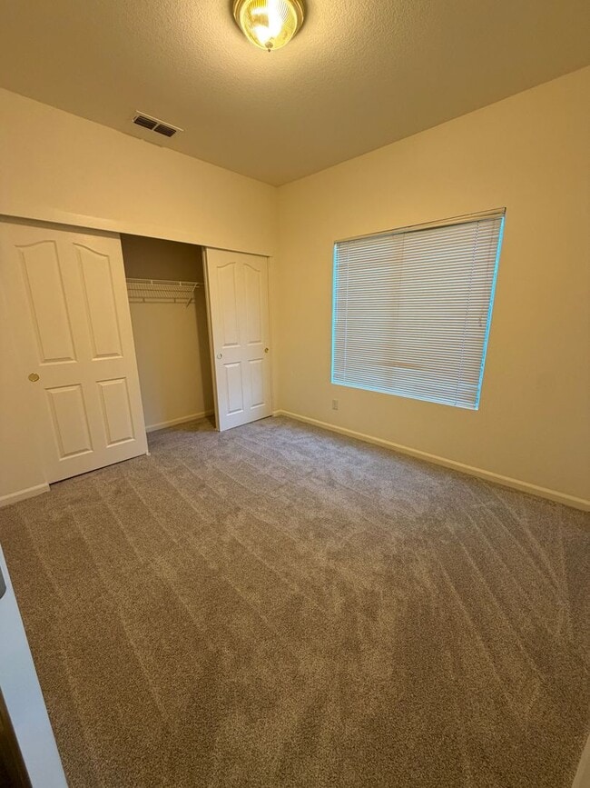 Building Photo - 549 Cascade Dr