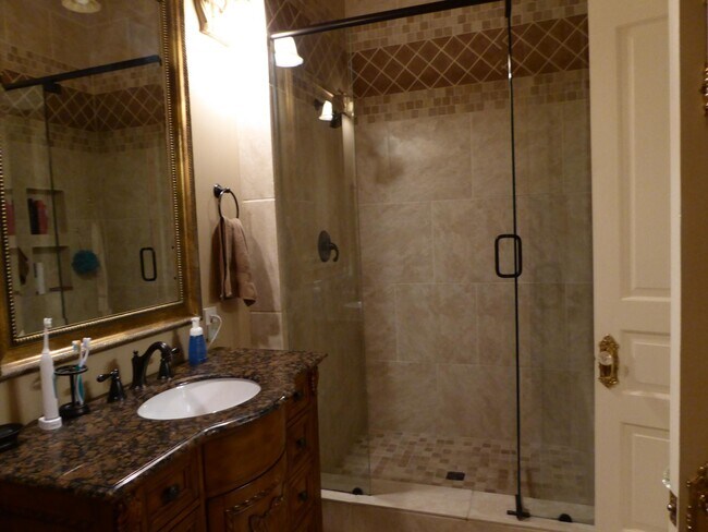 Primary Bathroom - 906 Fatherland St