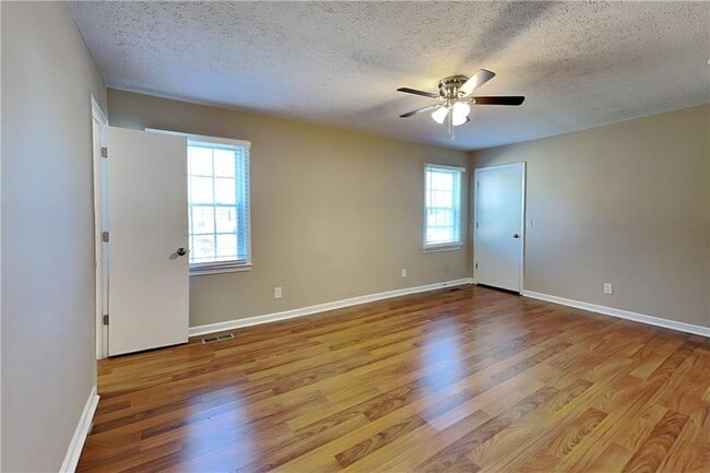 Building Photo - 1606 Shadowbrook Dr