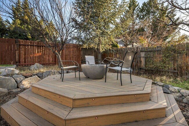 Building Photo - Enjoy this Spectacular Parklike backyard with Landscaping Included in Rent