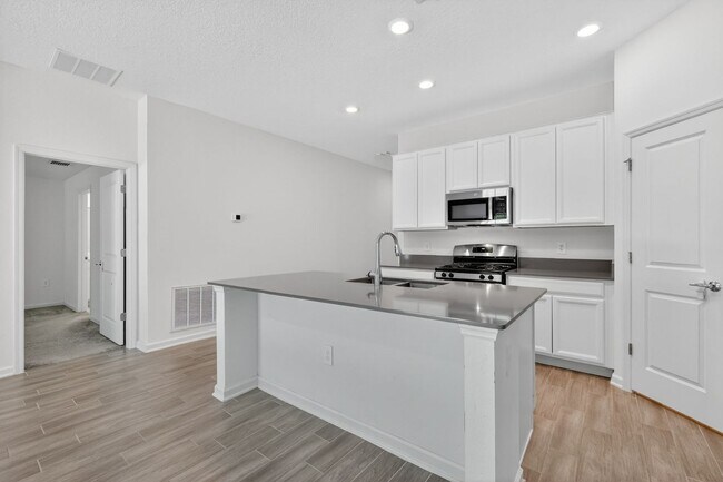 Building Photo - Available Now! Well-Maintained 3BR/2BA in Great Neighborhood