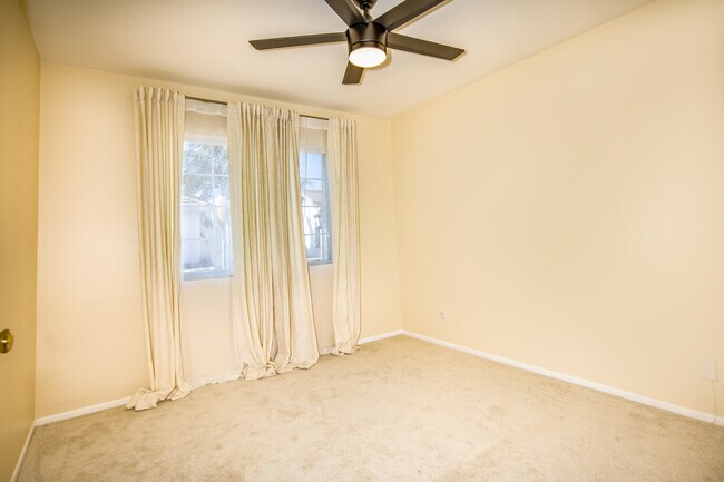 Building Photo - 1 Quebec