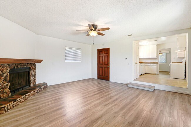 Building Photo - 677 N Tulare Way