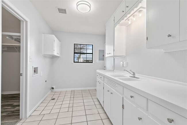 Building Photo - 2736 E State Hwy 29