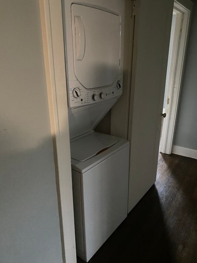 Building Photo - Duplex walking distance to Rockhurst Unive...