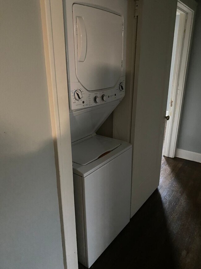 Building Photo - Duplex walking distance to Rockhurst University/UMKC