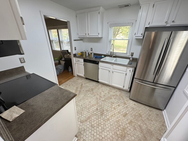 Building Photo - FOR LEASE- 2 BED 1 BATH ON HICKORY RIDGE RD!