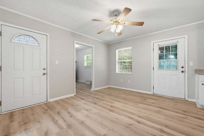Building Photo - A small-town charm ready for move in!