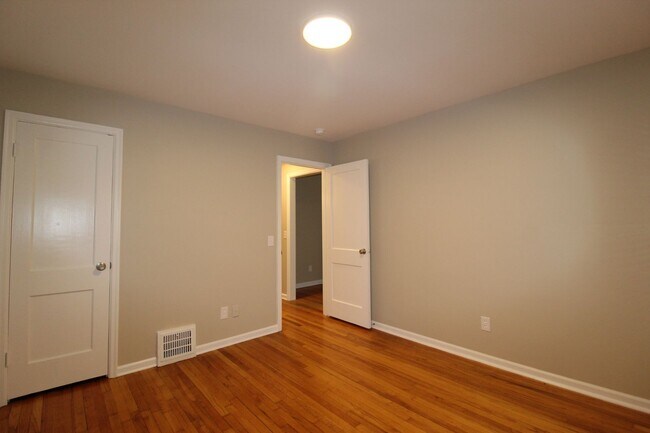 Building Photo - 2 Bedroom 1 Bath Home in Roeland Park.