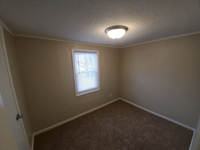 Building Photo - 3 Bedroom, 2 Bathroom Home with 1+ car attached garage