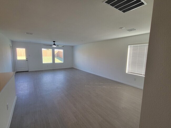 Building Photo - 1612 Parlier St
